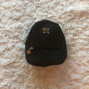 Mini black back pack with design on front🌟